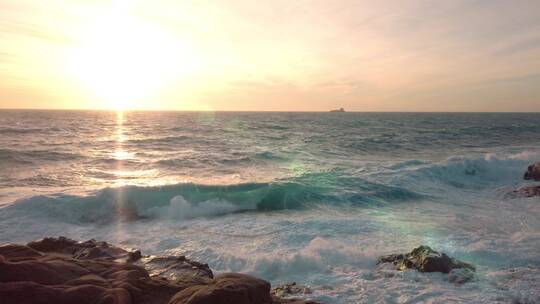 海浪拍向海岸