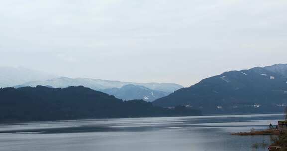 高清实拍瓦屋山雅女湖雪山湖泊