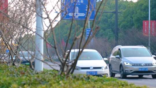 繁忙城市都市马路公路汽车行驶车流行人过马