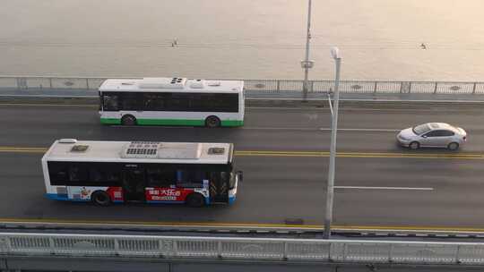 武汉长江大桥上行驶的公交车