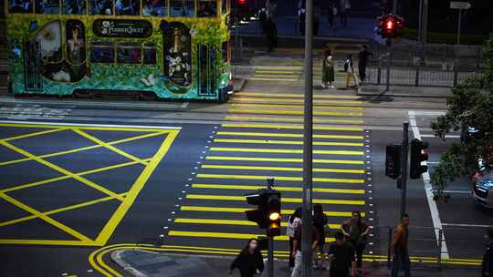 香港斑马线行人过马路红绿灯路口黄色人行道