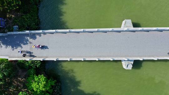 东莞航拍华阳湖湿地公园桥梁俯视右横移
