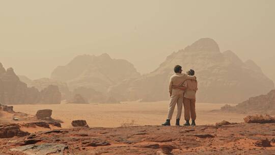 徒步旅行在沙漠上的夫妇