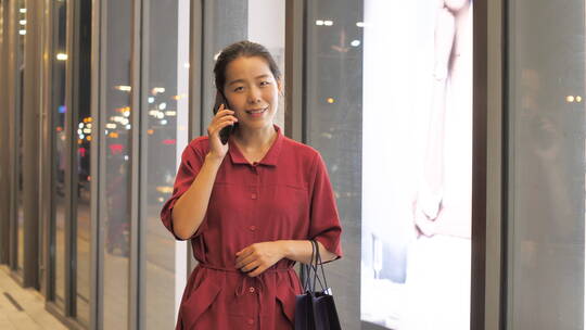 亚洲东方中国女性在商场内玩手机沟通联系