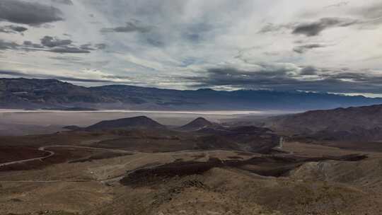 从瞭望点看山谷和远山上空的云层在白天静止的时间流逝