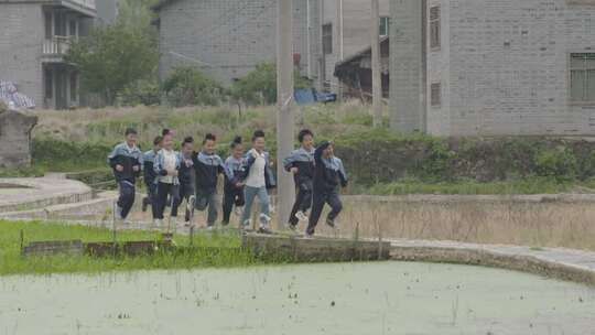 少数民族小孩子奔跑大凉山贫困山区热情招手视频素材模板下载