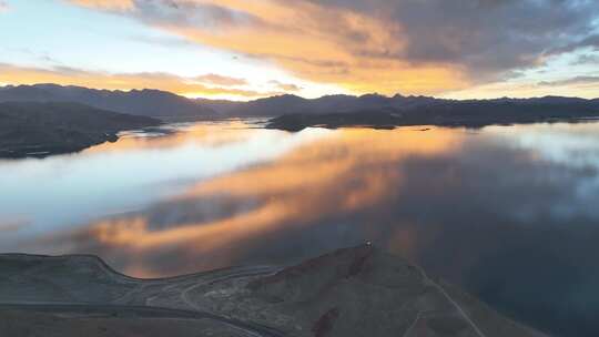 西藏阿里地区班公湖冬季晚霞
