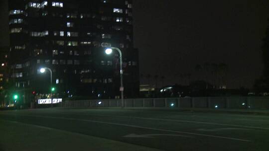 汽车在夜间道路上行驶