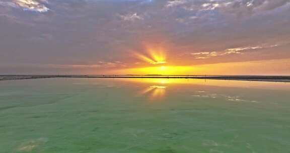 落日夕阳航拍青海察尔汗盐湖