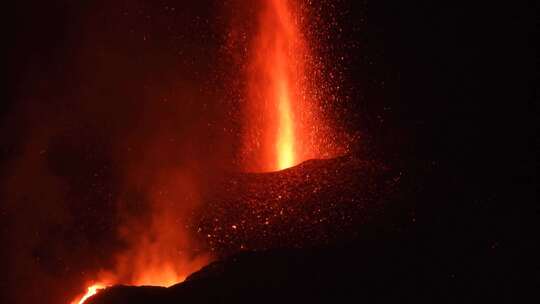 火山口岩浆喷发 自然灾害
