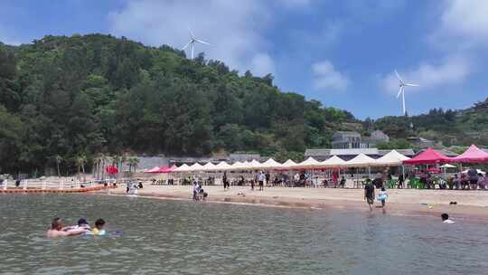 海滩人群休闲娱乐场景