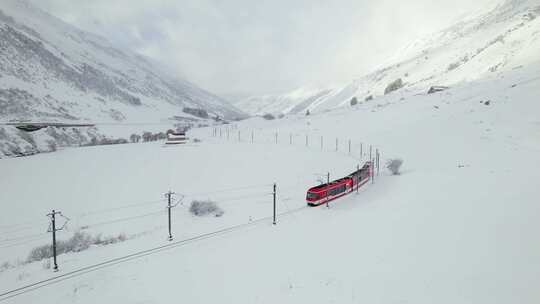 火车行驶在雪山视频素材模板下载