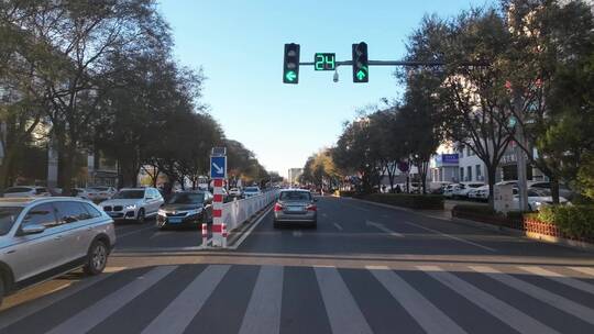 驾车开车乘车行驶在城市道路上第一视角