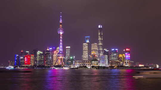 夜晚照亮的上海天际线。陆家嘴区