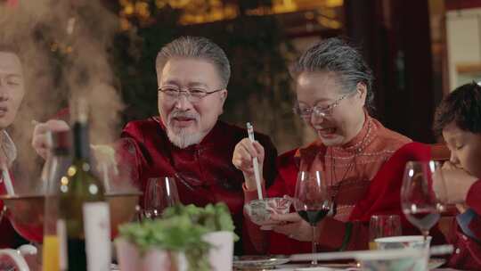 春节一家人围坐在一起吃年夜饭