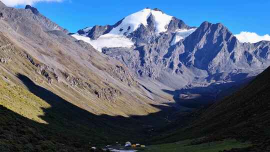 航拍乌四川甘孜乌库楚雪山下的登山者大本营视频素材模板下载