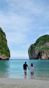 一对男女在海滩上散步皮皮岛泰国玛雅海滩清晨