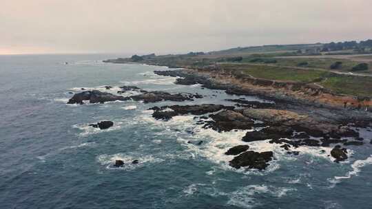 岩石海岸地区的无人机镜头