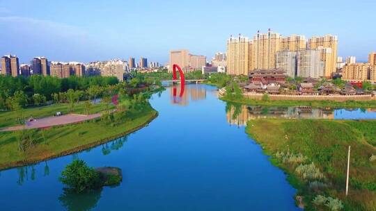 心怀闲适，从容度日，且与山水共清欢