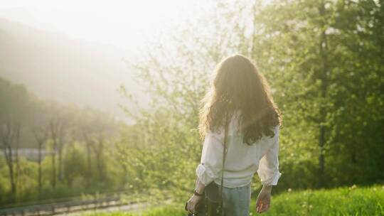 拥抱自然 女孩阳光自然  女孩逆光奔跑背影