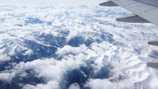 飞机在雪山高原和云海飞行