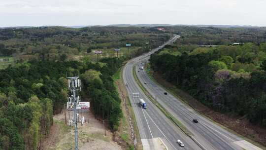 多车道高速公路的无人机镜头