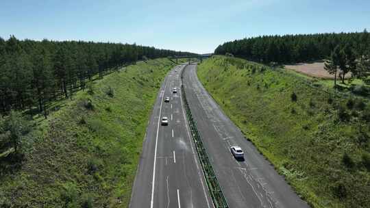 林区山区田野秋色公路道路汽车行驶