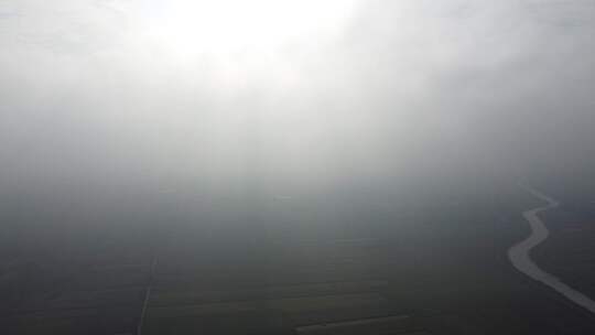 云雾下的村庄