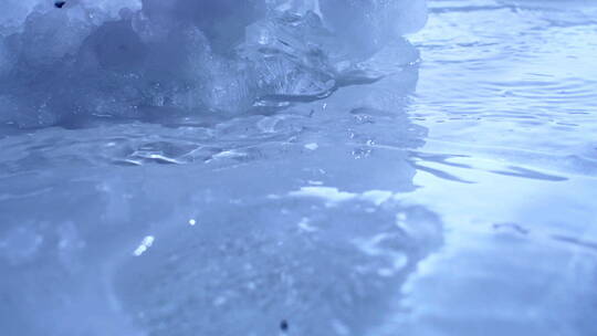 冰川水水浪冲刷冰块