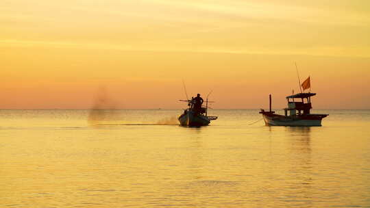 地平线上日落的渔船