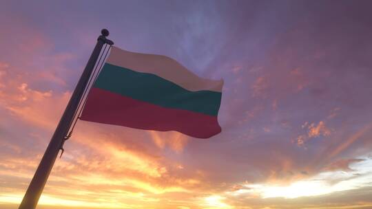 旗杆上的保加利亚国旗在风中飘扬