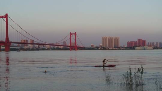 武汉江滩航拍日景鹦鹉洲大桥江面人皮划艇
