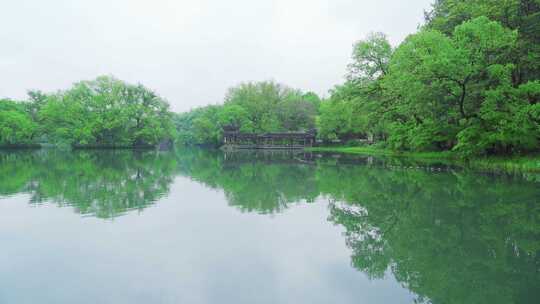 江南西湖浴鹄湾春天春雨中的亭台楼阁水榭