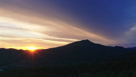 腾冲火山的夕阳日落