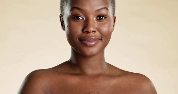 面部护理用微笑的黑人女性的美容、护肤和面