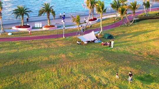 海南三亚春季阳光草坪上的露营放风筝