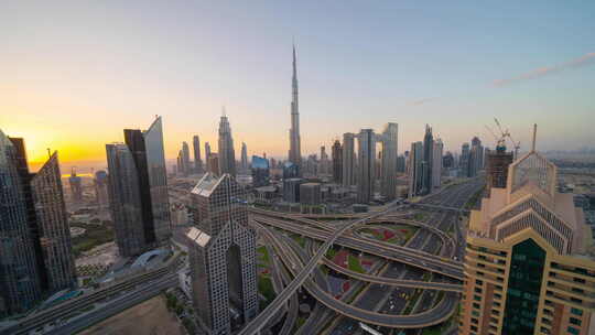 阿拉伯联合酋长国迪拜市中心天际线、高速公路或街道的时间流逝