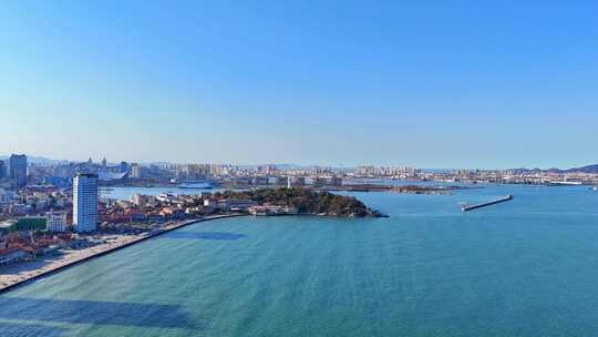 航拍山东烟台滨海城市建筑海岸线风光全景