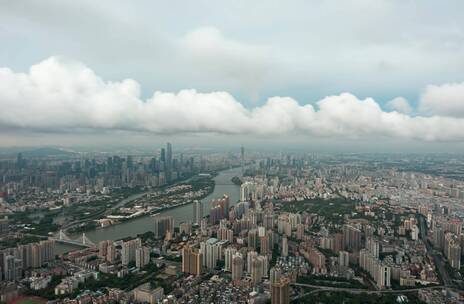 广州城市上方的云雨天空