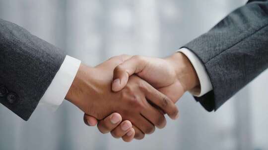 商务人士握手合作场景
