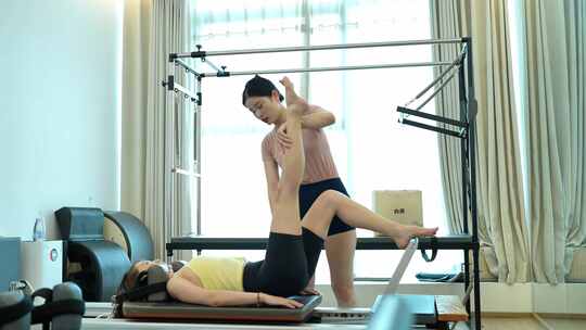 女性健身教练指导学员健身