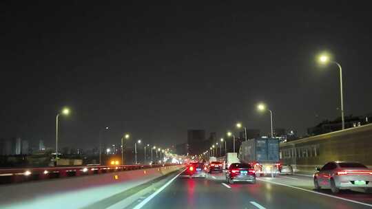 夜晚城市高速路上的车流行进景象