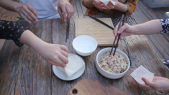 家人朋友聚会一起包饺子包馄饨聚餐