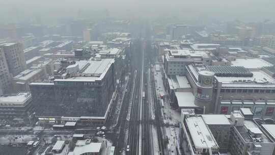 航拍陕西省西安市冬季街道大雪景观