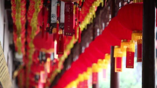 佛教寺庙里的流苏灯笼视频素材模板下载