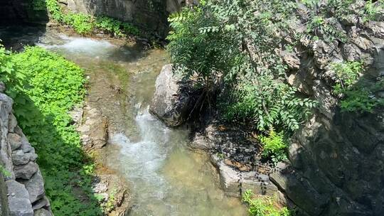 济南南部山区响呼噜泉，泉水喷涌势头强劲