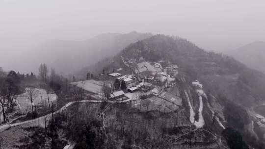 秦岭山里雪后村庄农家小院