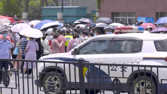 高考完考场外人山人海