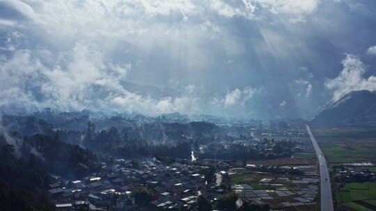 雨雾缭绕，丁达尔光下的乡村