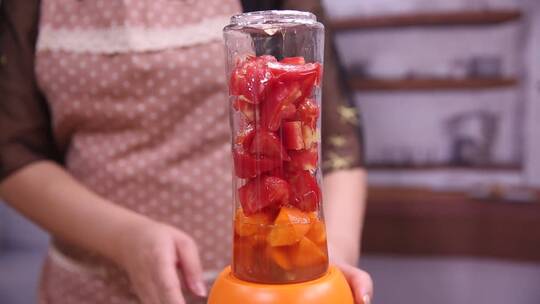 妈妈榨汁胡萝卜番茄汁 (9)视频素材模板下载